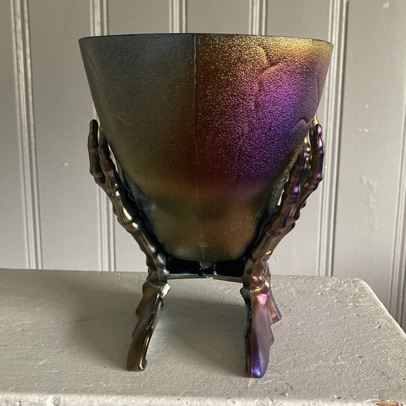 NWT Purple Iridescent Oil Slick Skull 💀 in Hands Snack or Candy Bowl Decoration - Picture 5 of 16